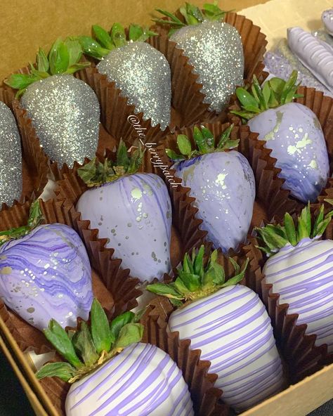 Glitter Strawberries, Diy Cake Recipes, Wine Gift Box Ideas, Dipped Treats, Chocolate Dipped Treats, Chocolate Covered Strawberry Recipe, Chocolate Covered Apples, Strawberry Treats, Chocolate Covered Strawberries Bouquet