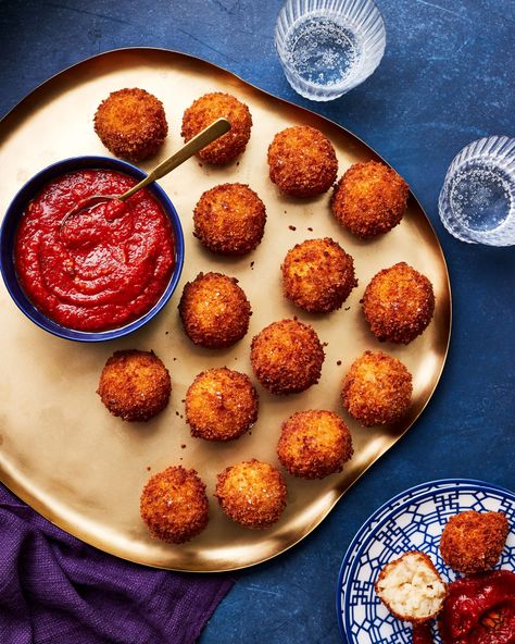 Pomodoro Dipping Sauce Risotto Balls, Risotto Recipes Easy, Small Bites Appetizers, Summer Appetizers Easy, Creamy Rice, Summer Appetizer, Appetizer Bites, Risotto Recipes, Olive Garden