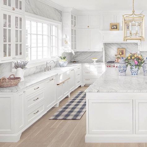 Insanely Gorgeous All White Kitchens - Happy Haute Home Island Kitchens, Model Dapur, Kitchens Ideas, Interior Dapur, Classic White Kitchen, Kabinet Dapur, Organizer Kitchen, Decorating Kitchen, Organization Kitchen