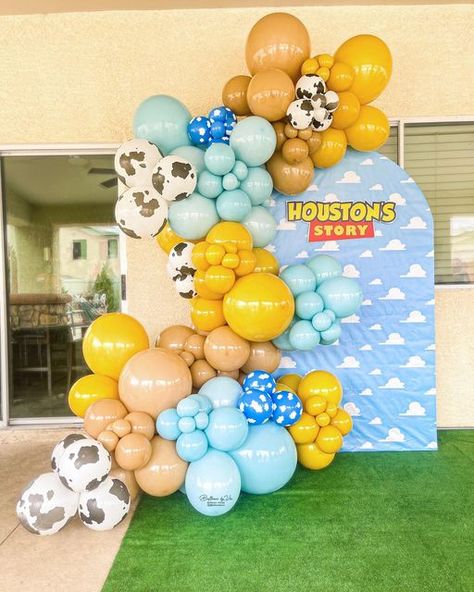 Las Vegas Balloons Decorations on Instagram: "Houston’s Story ☁️🤠 . . Backdrop and sign by @pippas_edibiblecreations . . . #toystoryparty #toystory #partykidsdecor #partykids #partyinspiration #balloons #balloonsinlasvegas" Toy Story Baby Shower Backdrop, Toy Story Birthday Party Ideas Decoration, Toy Story Balloons, Toy Story Balloon Arch, Toy Story Balloon Garland, Toy Story Backdrop, Baby Birthday Party Decorations, Balloons Decor, Toy Story Baby