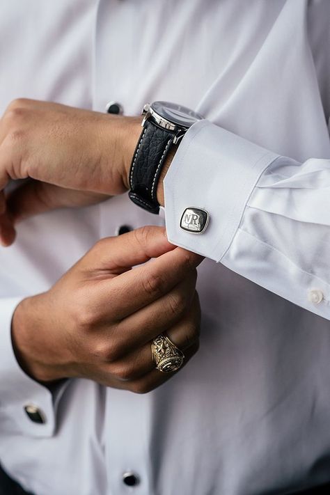 Cufflinks Men Wedding, Wedding Photography Getting Ready, Wedding Preparation Photos, Groomsmen Wedding Photos, Groomsmen Photography, Groomsmen Getting Ready, Monogrammed Cufflinks, Groom Photoshoot, Mens Wedding Attire