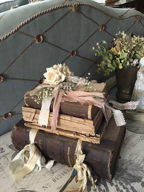 Displaying Old Books, Book Booth Display Ideas, Antique Wedding Decorations, Diy Antique Books, Vintage Book Centerpiece, Decorating With Books, Diy Vintage Books, Vintage Book Stack, Book Decorations