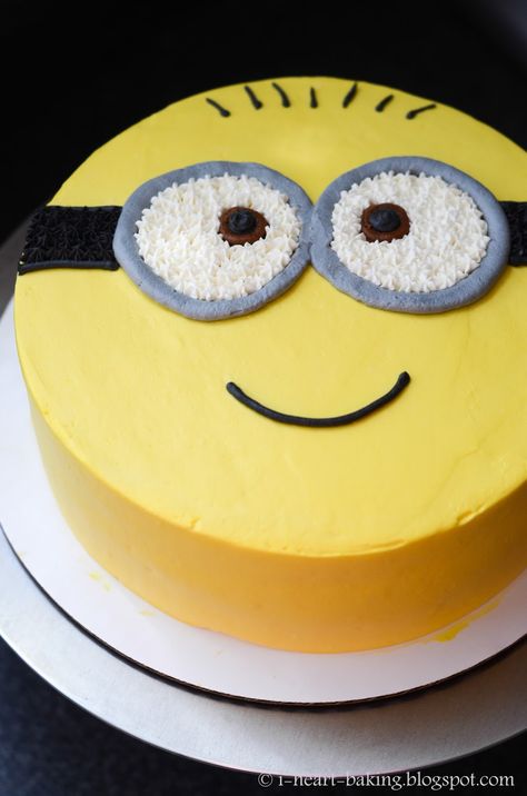 Easy Minion Cake, Birthday Minion, Minions Birthday Theme, Heart Baking, Minions Cake, Cake Paris, Minion Birthday Cake, Minions Party, 6th Birthday Cakes