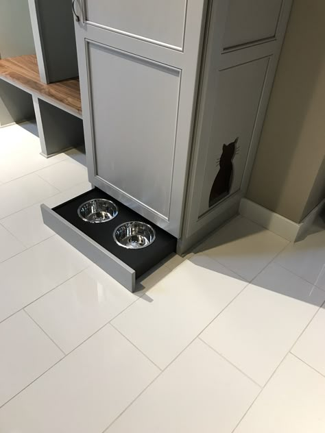 Great kitchen design hack for pet owners—a toe kick drawer as a food and water bowl station! Pet Friendly Kitchen, Cat Friendly Kitchen, Cat Food Corner Ideas, Pet Feeding Station In Kitchen, 2024 Kitchen Trends, Cabinet Hacks, Kitchen Trends 2024, Toe Kick Drawer, Cat Food Station