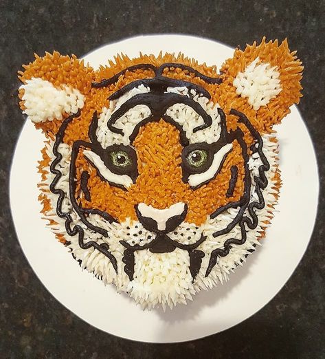 Tiger cake Buttercream cake animal cake zoo cake realistic cake Tiger Birthday Cake, Cake Sculptures, Tiger Cupcakes, Lion Birthday Cake, Zoo Cake, Clean Gut, Gut Recipes, Cake Design For Men, Tiger Birthday Party