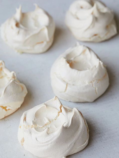 Easy Meringue Recipe, Meringues Recipe, Easy Meringues, How To Make Meringue, French Meringue, Whipped Yogurt, Meringue Desserts, Meringue Recipe, Homemade Goodies