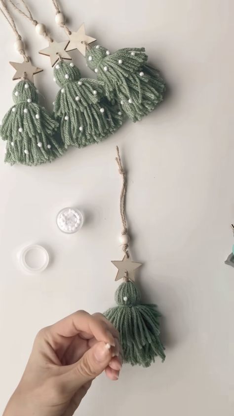 Tassel Christmas Trees, Christmas Tree Ornament Macrame, Christmas Tree Decorations Handmade, Christmas Charms Diy, Natural Christmas Tree Ideas, Diy Christmas Tree Ideas, Christmas Ornament Ideas, Christmas Decorations Diy Crafts, Diy Christmas Ornament