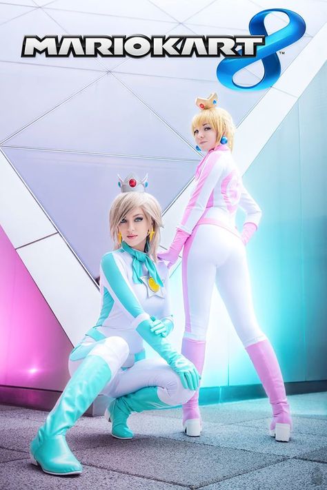 Rosalinda and Princess Peach cosplay Mehr Rosalina And Peach, Rosalina Costume, Princesa Peach Cosplay, Rosalina Cosplay, Princess Peach Cosplay, Mario Cosplay, Peach Cosplay, Peach Clothes, Peach Costume