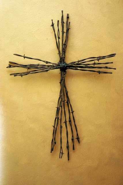 Image result for barbed wire crafts Barbed Wire Cross, Barbed Wire Decor, Barb Wire Crafts, Barbed Wire Wreath, Wire Wreaths, Barbed Wire Art, Wire Crosses, Wire Ideas, Easter Wood Crafts