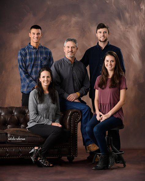 5 Family Members Photoshoot, Family Potrait Pose, Family Portrait Poses For 5, Family Portraits Poses, Family Poses Photography, Group Shot Photography, Family Portrait Photography Poses, Family Photography Studio, Studio Family Portraits