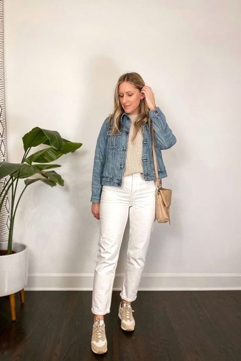 White Denim Pants Outfit Winter, Slouchy White Jeans Outfit, White High Rise Jeans Outfit, Off White Denim Outfit, White Skinnies Outfit, White Mom Jeans Outfit Winter, Cream Color Jeans Outfit, Winter Outfits With White Jeans, Cream Jeans Outfit Spring