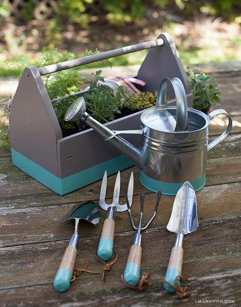 Garden Tool Box, Garden Tools Diy, Tips For Growing Tomatoes, Lobby Ideas, Best Garden Tools, Tool Tote, Garden Power Tools, Paper Plants, Garden Tool Storage