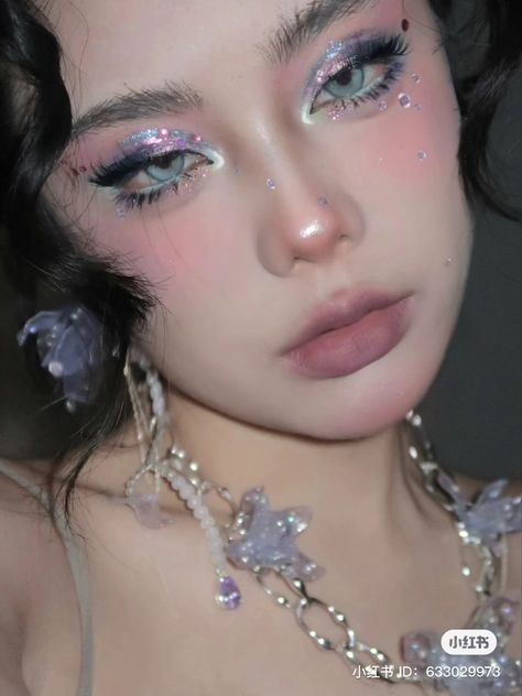 Magical Eye Makeup, Cute Mermaid Makeup, Douyin Mermaid Makeup, Mermaid Eyeshadow Looks, Flower Knows Makeup Look, Mermaid Makeup Ideas, Flower Knows Blush, Mermaid Makeup Aesthetic, Siren Makeup Mermaid