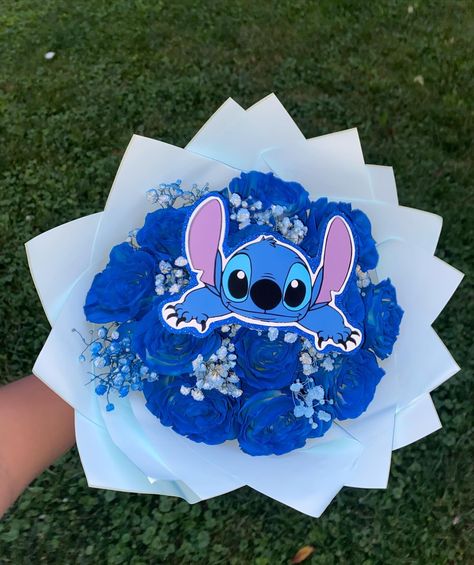 Stitch theme ramo💙 . . . . . . . #explorepage #beginnerflorist🎀 #smallbusiness #liloandstitch #cute #stitchramo💙 #blueroses #ramo Stitch Bouquet, Stitch And Angel, Blue Roses, Rose Bouquet, Lilo And Stitch, Bouquets, Florist, On Instagram, Quick Saves