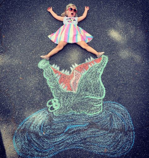 Sidewalk Chalk Photos, Chalk Photography, Floor Games, Chalk Photos, Birthday Photoshoot Ideas, Side Walk, Sidewalk Chalk Art, School Celebration, Chalk Drawings