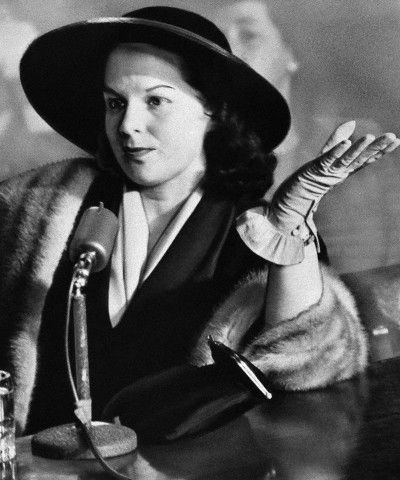 Mink-bedecked Virginia Hill Hauser, one-time girl friend of slain mobster Bugsy Siegel, listens to a question from the Senate crime probers in New York, March 15, 1951 and provides an answer with an expressive wave of her hand. Mickey Cohen, Bugsy Siegel, Virginia Hill, Mafia Gangster, Chicago Outfit, Al Capone, Photo Stock Images, Joan Crawford, History Channel