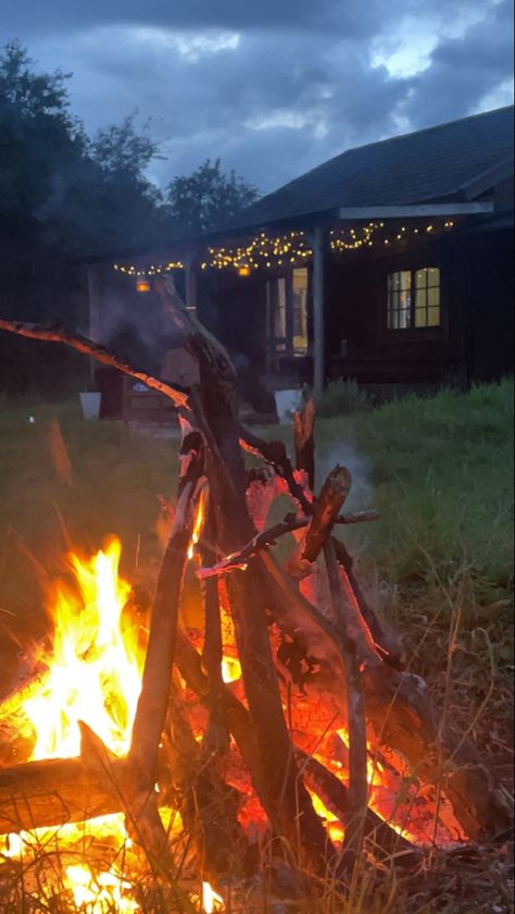 Bond Fire Aesthetic, Bond Fire, Aesthetic Fire, Uk Aesthetic, Aesthetic Travel, Cozy Cabin, Travel Europe, England Uk, Fire Pit