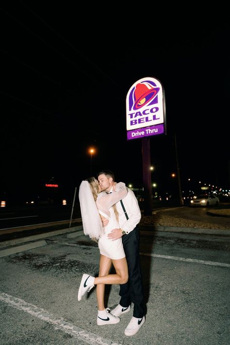 Vegas Taco Bell Wedding, Engagement Photos Fast Food, Motel Engagement Photos, Taco Bell Engagement Photos, Taco Bell Photoshoot, Elopement Pics, Taco Bell Wedding, Wedding Couple Portrait, Realistic Wedding