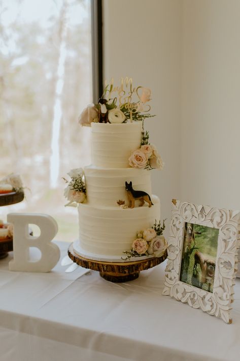 Dog Biting Wedding Cake, Dog Themed Wedding Cake, Wedding Cake With Animals, Dog Eating Cake Wedding, German Shepherd Wedding Cake, Pet Wedding Cake, Wedding Cake Pet, Wedding Cake With Dogs On It, Dogs On Wedding Cake