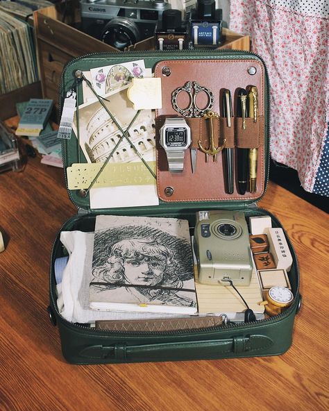 Traveling Art Kit, Journaling Storage Ideas, Artist Bag Aesthetic, Journaling Storage, Journal Storage, Travelers Notebook Setup, Traveling Artist, Travelers Notebook Planner, Japanese Organization