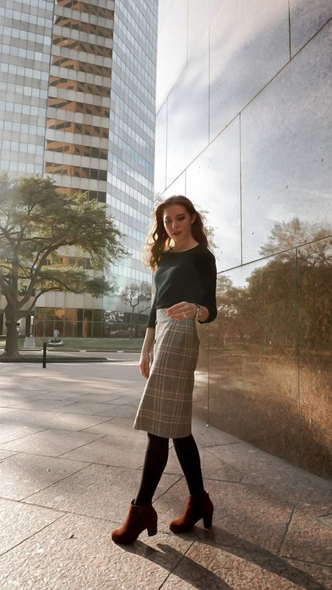 Outfit of the Week: Plaid Skirt – PROFESSIONALLY POSH Plaid Pencil Skirt Outfit, Plaid Sweater Outfit, Outfit Of The Week, Pencil Skirt Outfits, Simple Sweaters, Happy Monday Everyone, Plaid Pencil Skirt, Plaid Sweater, Work Skirts