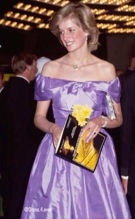 Diana Princesa, Diana Queen, Princess Diana Fashion, Princess Diana Family, Princess Diana Pictures, Perfect Wife, Princes Diana, Diana Fashion, Prince Williams