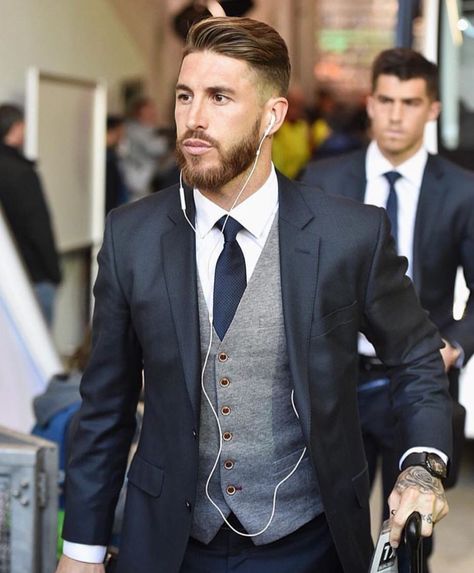 Sergio Ramos doing right Wedding Suits Men Grey, Terno Slim Fit, A Man In A Suit, Man In A Suit, Groom Wedding Attire, Dark Suit, Wedding Suits Groom, Grey Vest, Groomsmen Attire