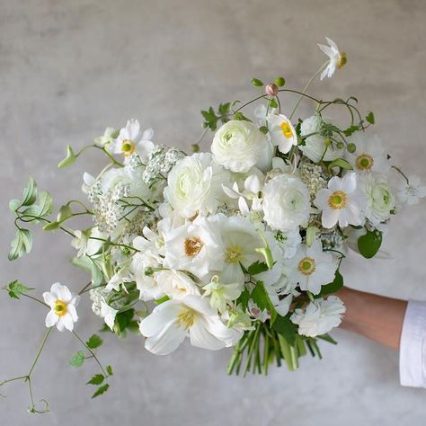 Long Ribbon Bridal Bouquet, Bouquet Styles, Cafe Brauer, Bridal Bouquet Flowers, White Bridal Bouquet, Summer Bouquet, Instagram White, Wildflower Wedding, White Bouquet