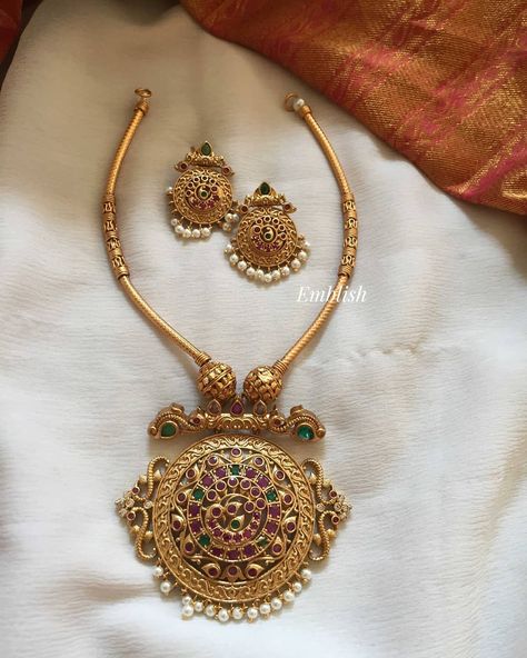 Pipe Pendant Round Set by Emblish Coimbatore ~ South India Jewels Round Gold Pendant Indian, Pendant Sets Indian Gold, Gold Necklace Design, Women Gold Necklace, Gold Pendant Set, Temple Jewelry Necklace, Gold Temple Jewellery, Indian Bridal Jewelry Sets, Choker Designs