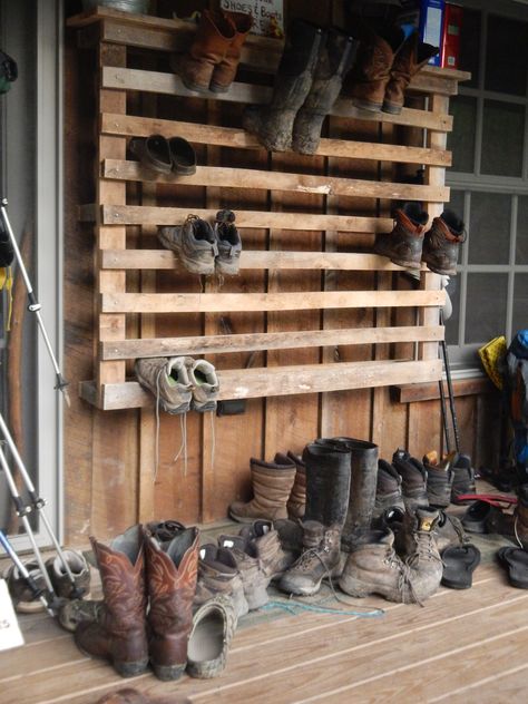 Outdoor Shoe Storage, Vstupná Hala, Ideas Closet, Closet Diy, Diy Shoe Storage, Mudroom Ideas, Boot Rack, Boot Storage, The Appalachian Trail