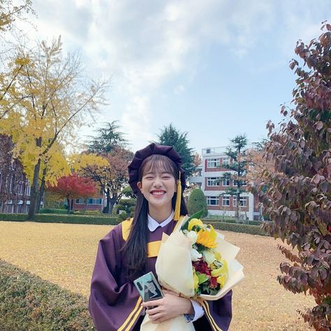 Convocation Photography, Lee Naeun, Graduation Photography Poses, Graduation Poses, Photo Recreation, Graduation Gown, Graduation Picture Poses, Grad Photoshoot, Extraordinary Moments