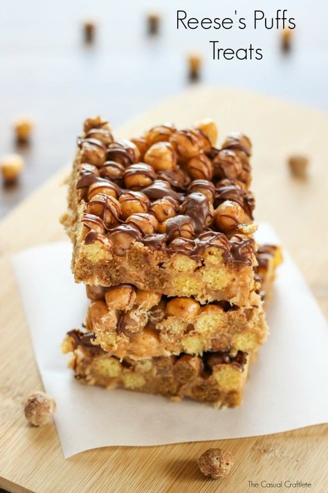 Reese's Puffs Treats - easy no bake peanut and chocolate marshmallow cereal squares that are gooey, crunchy, and yummy! Fudge With Chocolate Chips, Homemade Peanut Butter Fudge, Cereal Squares, Peanut And Chocolate, Puff Dessert, Marshmallow Cereal, Reese's Puffs, Bakers Chocolate, Peanut Butter Marshmallow