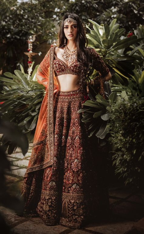 Get Inspiration For Bridal Look From Blogger Hanna S Khan, She Will Amaze You By Her Look! | Weddingplz Double Dupatta Draping Styles, Double Dupatta, Dupatta Draping Styles, Dupatta Draping, Red Bridal Lehenga, Best Indian Wedding Dresses, Draping Styles, Red Bridal Dress, Latest Bridal Lehenga