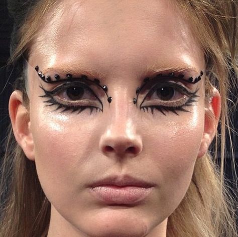 Val Garland Makeup, Fallen Angel Makeup, Robot Oc, Val Garland, Catwalk Makeup, 60s Makeup, Angel Makeup, High Fashion Makeup, Make Up Inspiration