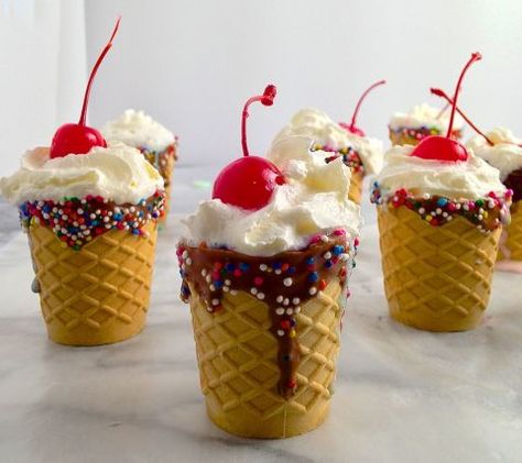 Ice Cream Shot Glasses - Delish.com, How to Make Shot Glasses From Ice Cream Cones - Delish.com Shot Glass Appetizers, Edible Shot Glasses, Shot Glass Mold, Shot Glass Desserts, Boozy Ice Cream, Quotes Thanksgiving, Trim Healthy Recipes, Ice Cream Mix, Pudding Shots