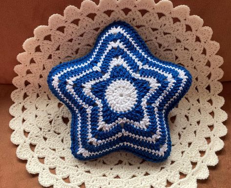 Medium star cushion by HueLaVive Crochet pattern by Hila Lifshitz Crochet Mini Star, Knit Plushies, Cushion Crochet Pattern, Cushion Crochet, Crochet Star Patterns, Crochet Pillow Cases, Crochet Cushion Pattern, Tunisian Crochet Pattern, Crochet Garland