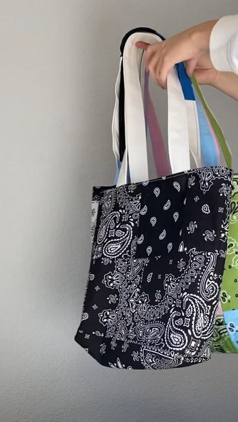 Tas Totebag Aesthetic, Bandana Tote Bag Diy, Bandana Bag Diy, Upcycled Tote Bags, Bandana Tote Bag, Bandana Bag, Bags Video, Custom Bandana, Bags To Make