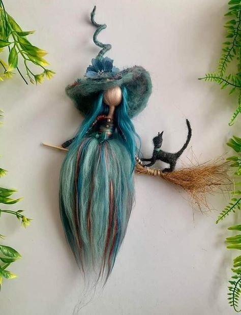 Needle Felt People, Needle Felting Fairy, Felted Witch, Diy Yarn Dolls, Halloween Witch Dolls, Moon Crafts, Needle Felting Diy, Yarn Dolls, Felt Fairy