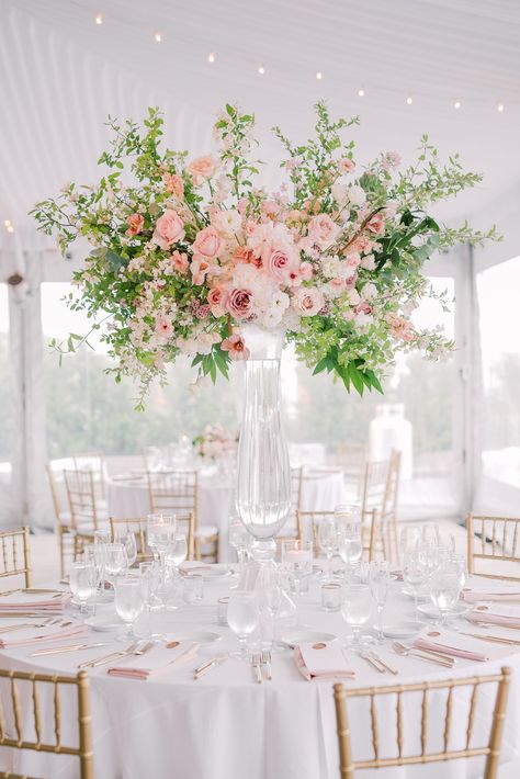 White Wedding Table Setting, Pink Wedding Details, Pink Wedding Receptions, Bouquet Champetre, Pink And White Weddings, Tall Wedding Centerpieces, Elegant Wedding Reception, Tall Centerpieces, Reception Centerpieces