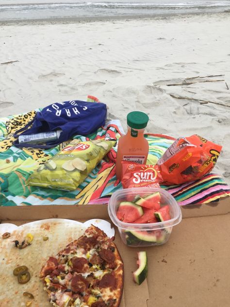 Snacks At The Beach, Beach Picnic Snacks, Beach Snacks Aesthetic, Beach Aesthetic Food, Beach Lunch Aesthetic, Snacks On The Beach, Snacks To Bring To The Beach, Day At The Beach Food Ideas, Beach Day Food Ideas