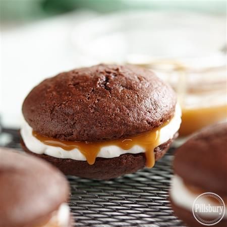 Salted Caramel Whoopie Pies from Pillsbury™ Baking Tasty Dessert Recipes, Whoopie Pies Recipe, Flavored Frosting, Premium Cake, Crisco Recipes, Whoopie Pie Recipe, Savory Dinner, Tasty Dessert, Caramel Topping