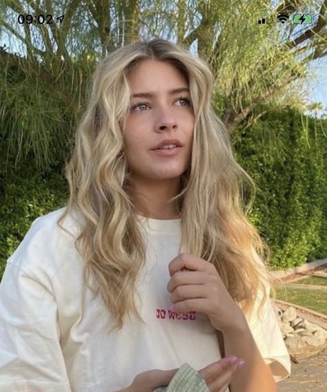 Natural Blonde highlights long hair warm pretty curly wavy Blonde Hair Inspiration Medium, Medium Length Beach Blonde Hair, Round Face Blonde Hair, Long Blonde Hair With Highlights, Surfer Blonde Hair, Mamma Mia Hair, Wavy Hair Curtain Bangs, Natural Blond Hair, October Hair