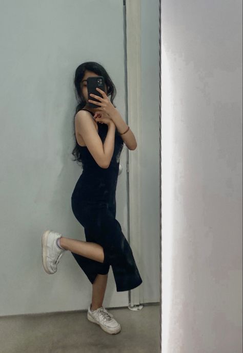 Dressing room mirror selfie, pose ideas for dressing eoom mirror selfies, no face mirror selfie ideas pose ideas Dressing Room Mirror Selfie, Trail Room Mirror Selfie, Changing Room Mirror Selfie, Room Mirror Selfie, No Face Mirror Selfie, Face Mirror Selfie, Selfie Pose Ideas, Mirror Selfie Ideas, Dressing Room Mirror