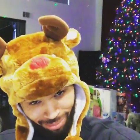 Christmas Eve 2016 Chris Brown Christmas, Chris Brown Pfp, Chris Brown This Christmas, Chris Breezy, Cuffing Season, Brown Christmas, Brown Babies, Season 12, Christmas Hat