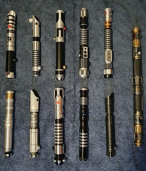 #Lightsaber #starwars Dnd Lightsabers, Lightsaber Designs, Lightsaber Hilts, Jedi Lightsaber, Lightsaber Design, Armadura Cosplay, Costume Inspirations, Lightsaber Hilt, Star Wars Spaceships