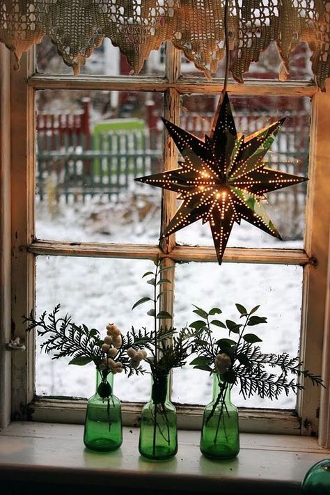 Rustic Christmas Window Decorations Natal Country, Ghost Of Christmas Past, Winter Window, Looking Out The Window, Star Decorations, Christmas Window, Kwanzaa, Christmas Past, Noel Christmas