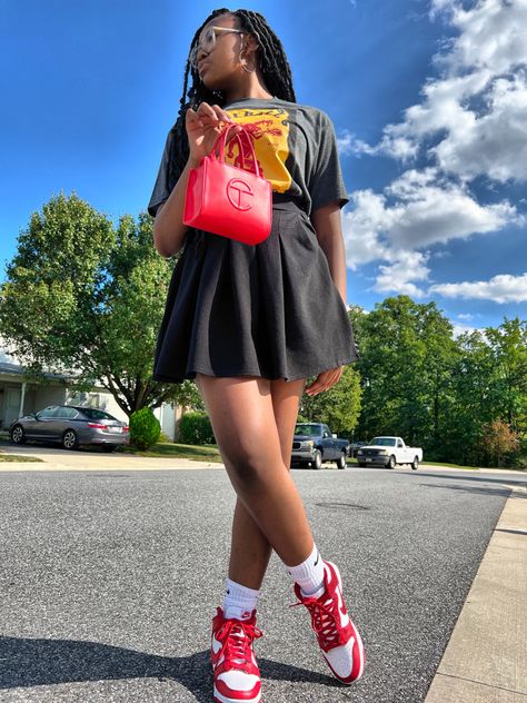 Red And White High Top Dunks Outfit, Red Telfar Bag Outfit, Gym Red Dunks Outfit, Red Dunks Outfit, School Fits Black, Red Telfar Bag, Outfit With Pleated Skirt, Nike Dunks Outfit Woman, Telfar Bag Outfit