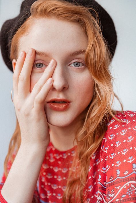 Flushed Lips, Gilded Nails, Rich Girl Makeup, Warm Makeup Looks, Madison Stubbington, Warm Makeup, Makeup Looks To Try, Vintage Photography Women, 2017 Runway