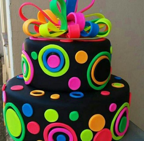 Neon Birthday Cakes, Bolo Neon, Neon Cakes, Glow In Dark Party, Neon Birthday Party, Christmas Themed Cake, Glow Birthday Party, 10 Birthday Cake, 70th Birthday Cake