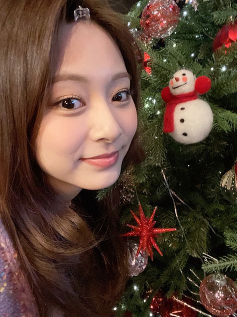 211203 Tzuyu Bubble Update 💭 Dara Kpop, Tzuyu Twice, Christmas Icons, Set Me Free, Kpop Wallpaper, Christmas Wallpaper, Kpop Girl Groups, What Is Love, Christmas Themes